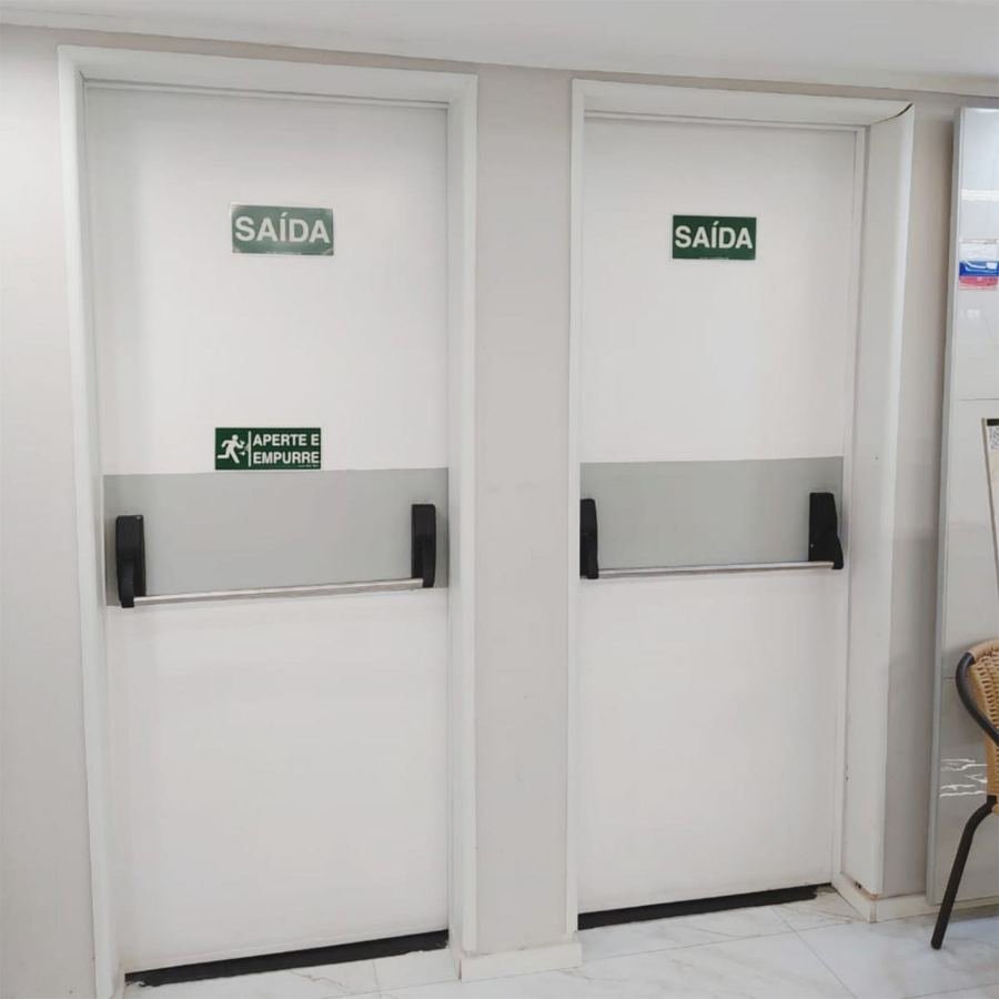 Duas portas corta-fogo com barra antipânico e sinalização de saída