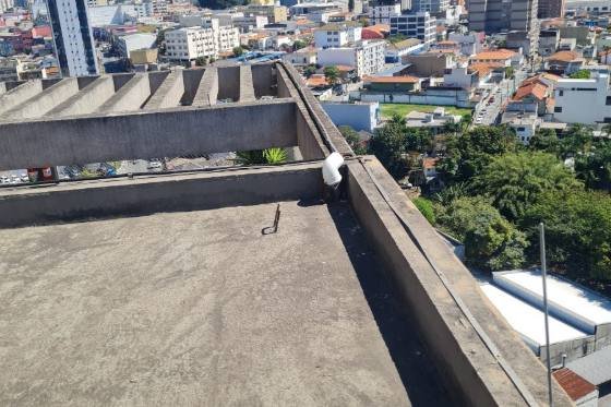 Projeto de SPDA e para-raios executado em edifício em São Paulo, registro 1 de 16: cobertura, captor, cabo de descida e caixa de inspeção de aterramento