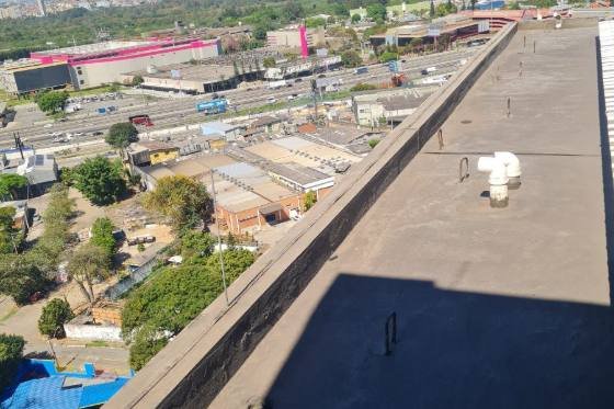 Projeto de SPDA e para-raios executado em edifício em São Paulo, registro 3 de 16: cobertura, captor, cabo de descida e caixa de inspeção de aterramento