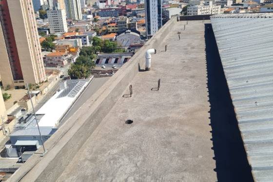 Projeto de SPDA e para-raios executado em edifício em São Paulo, registro 4 de 16: cobertura, captor, cabo de descida e caixa de inspeção de aterramento