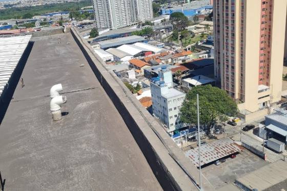 Projeto de SPDA e para-raios executado em edifício em São Paulo, registro 5 de 16: cobertura, captor, cabo de descida e caixa de inspeção de aterramento