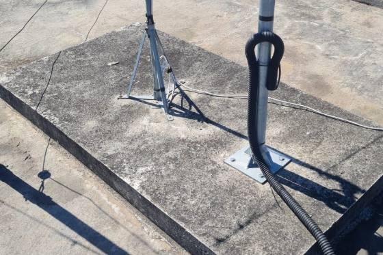 Projeto de SPDA e para-raios executado em edifício em São Paulo, registro 9 de 16: cobertura, captor, cabo de descida e caixa de inspeção de aterramento